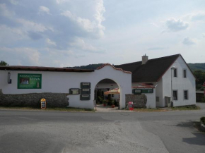 Отель Restaurace a penzion U Lva  Карлштейн